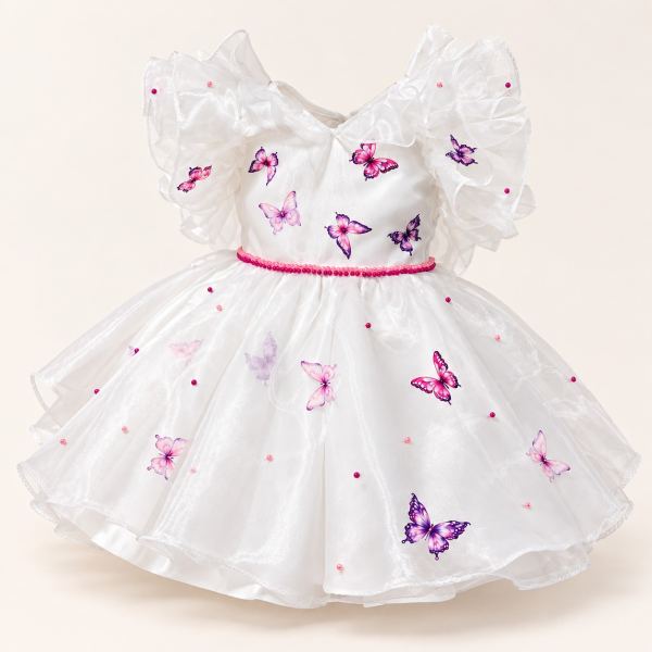 Vestido de fantasía blanco con falda de tul vaporoso, mangas con volantes y mariposas bordadas en rosa y morado.