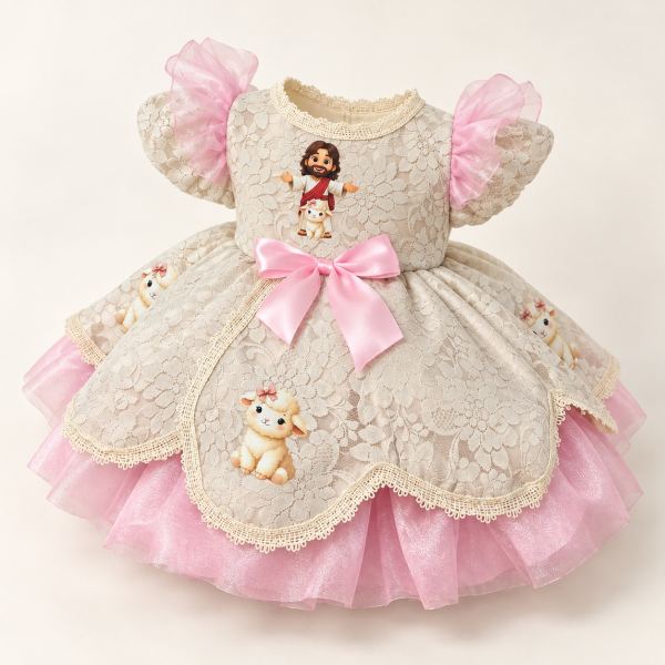 Vestido de gala para niña de encaje crema con mangas abullonadas rosas, lazo rosa en la cintura, tul rosa en la falda y aplicaciones de Jesús y un cordero.
