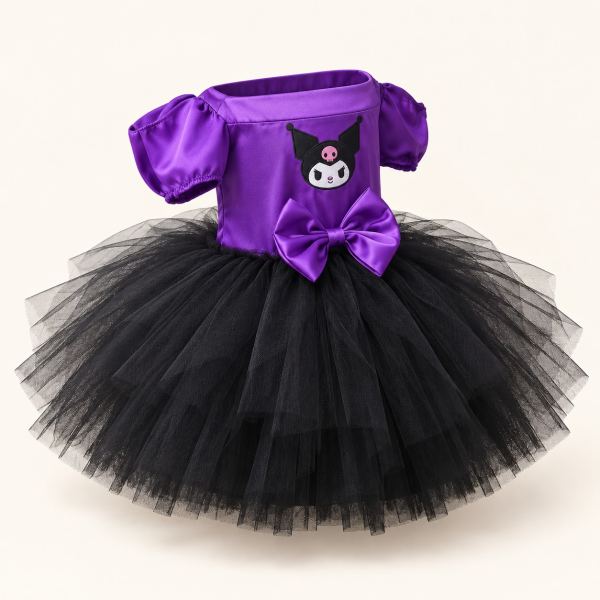 Vestido tutú infantil de Kuromi con corpiño morado de satén, mangas abullonadas, lazo frontal y falda de tul negro en capas.